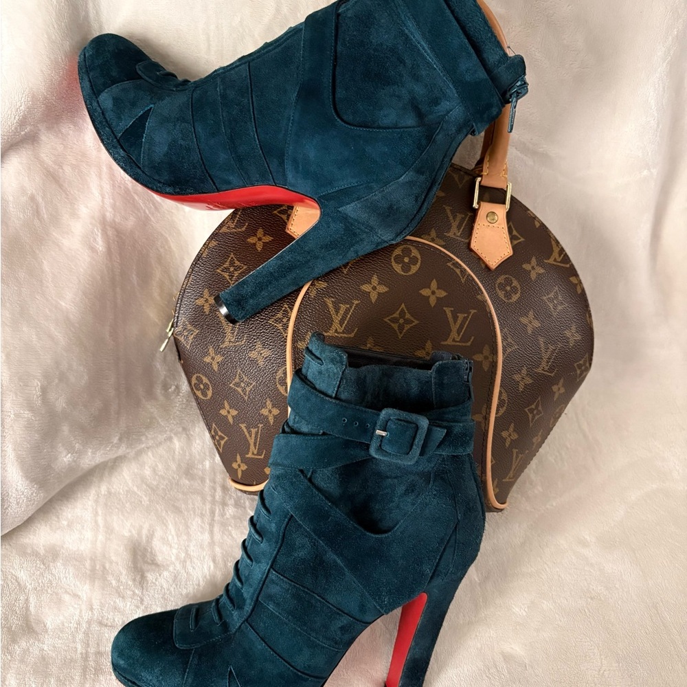 🛑Christian Louboutin Teal Suede Lace-Up Ankle Boots with Red Sole